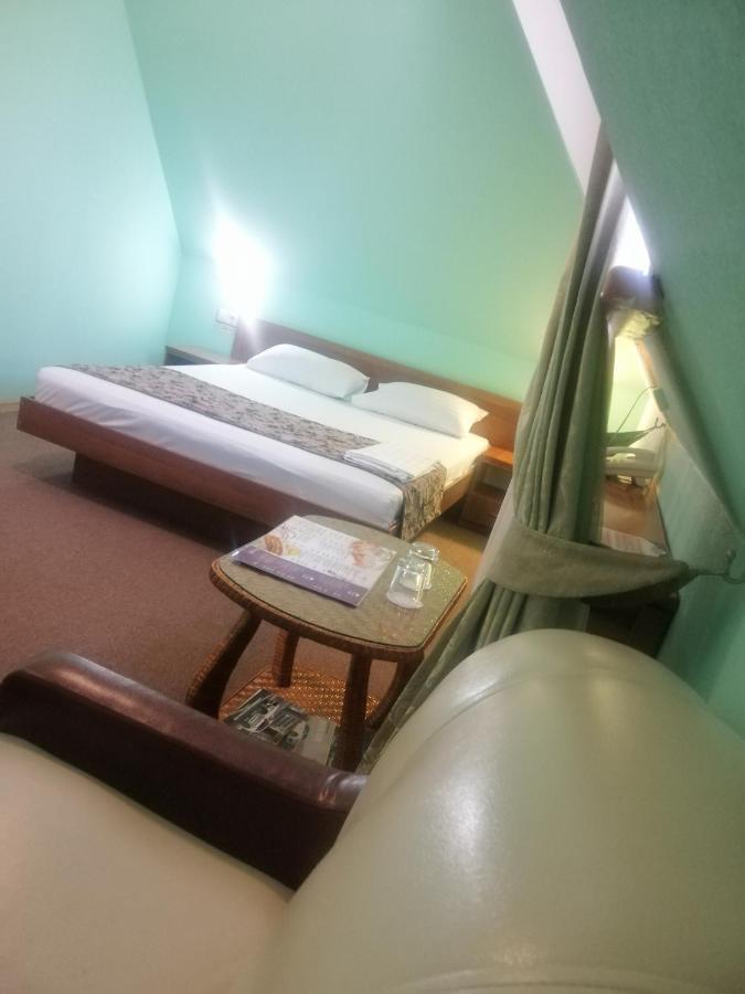 Hotel Gostiniy Dvor Non-Stop Cherson Esterno foto