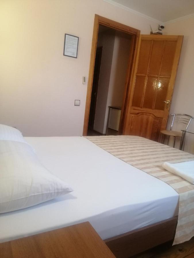 Hotel Gostiniy Dvor Non-Stop Cherson Esterno foto